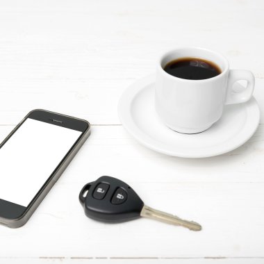 kahve fincanı ile telefon ve araba anahtar
