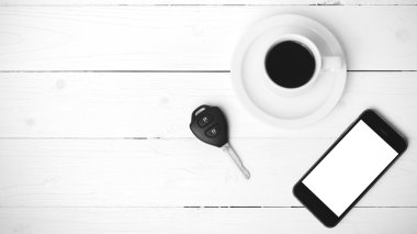 kahve fincanı telefon ve araba anahtarı siyah ve beyaz renk ile