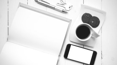 kahve fincanı ile tanımlama bilgisi, telefon, defter ve anahtar siyah beyaz co