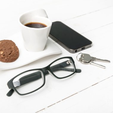 kahve fincanı ile tanımlama bilgisi, telefon, gözlük ve anahtar