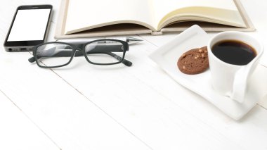 kahve fincanı ile tanımlama bilgisi, telefon, defter ve gözlük