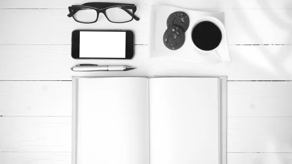 Taza de café con galletas, teléfono, portátil y anteojos negro y w —  Fotos de Stock