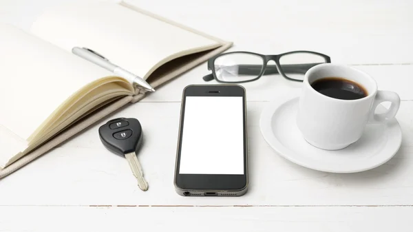 Φλιτζάνι καφέ με τηλέφωνο, αυτοκίνητο κλειδί, γυαλιά και ανοίξτε το Σημειωματάριο — Φωτογραφία Αρχείου
