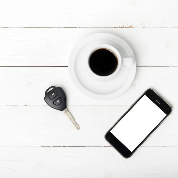 Csésze kávé telefonja és az autós kulccsal — Stock Fotó