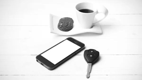 Φλιτζάνι καφέ με cookie, το τηλέφωνο και το αυτοκίνητο κλειδί μαύρο και άσπρο χρώμα — Φωτογραφία Αρχείου