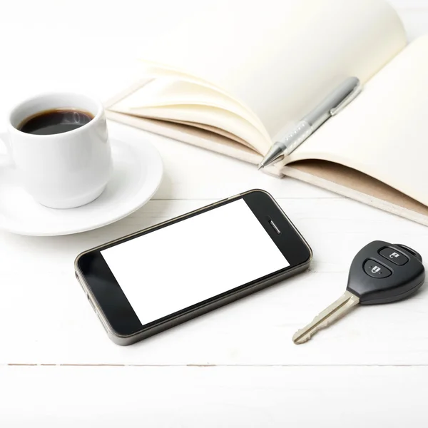 Φλιτζάνι καφέ με τηλέφωνο, αυτοκίνητο κλειδί και ανοίξτε το Σημειωματάριο — Φωτογραφία Αρχείου