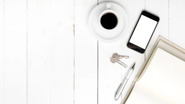 Taza de café con teléfono, llave y cuaderno abierto —  Fotos de Stock