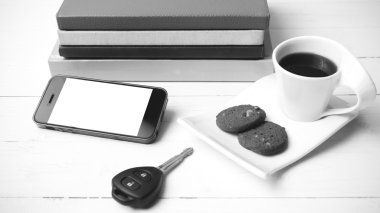 Kahve Kupası ile tanımlama bilgisi, telefon, araba anahtarı ve yığın kitap siyah ve 