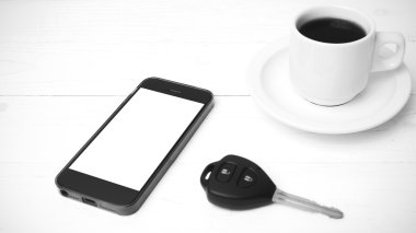 kahve fincanı telefon ve araba anahtarı siyah ve beyaz renk ile