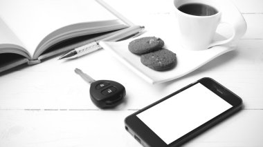 kahve fincanı ile tanımlama bilgisi, telefon, Açık not defteri ve arabanın anahtarını siyah ve