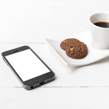 kahve fincanı çerez ve telefon ile