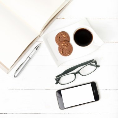 kahve fincanı ile tanımlama bilgisi, telefon, defter ve gözlük