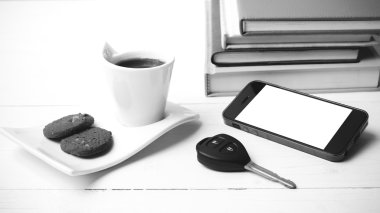 Kahve Kupası ile tanımlama bilgisi, telefon, araba anahtarı ve yığın kitap siyah ve 