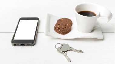 kahve fincanı ile tanımlama bilgisi, telefon ve anahtar