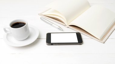 kahve fincanı ile telefon ve defter
