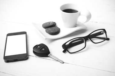 tanımlama bilgisi, telefon, gözlük ve araba anahtarı siyah ve wh ile kahve fincanı