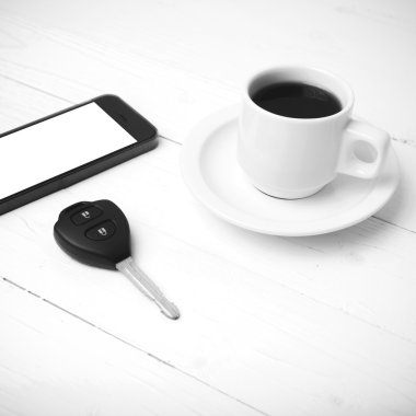 kahve fincanı telefon ve araba anahtarı siyah ve beyaz renk ile