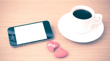 kahve fincanı ve telefon ve kalp