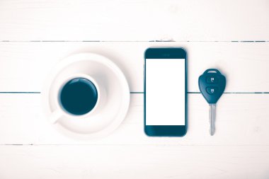 telefon ve araba anahtar vintage tarzı ile kahve fincanı