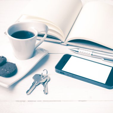 tanımlama bilgisi, telefon, defter ve anahtar vintage tarzı ile kahve fincanı