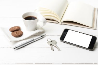 kahve fincanı ile tanımlama bilgisi, telefon, defter ve anahtar