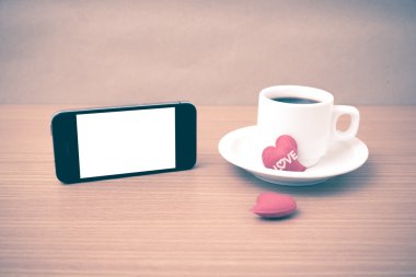 kahve fincanı ve telefon ve kalp