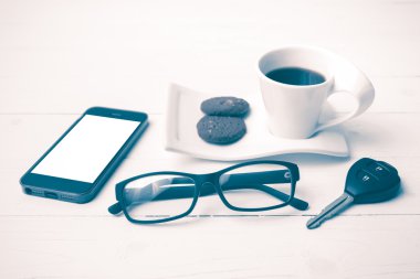 kahve fincanı ile tanımlama bilgisi, telefon, gözlük ve araba anahtar vintage styl