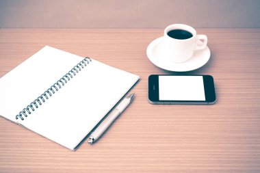 kahve fincanı ve telefon ve not defteri