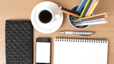 kahve, telefon, gözlük, not defteri, m-cüzdan ve renk kalem