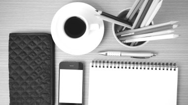 kahve, telefon, gözlük, not defteri, m-cüzdan ve renk kalem