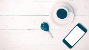 telefon ve araba anahtar vintage tarzı ile kahve fincanı