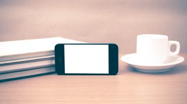 kahve fincanı ve telefon ve kitap vintage tarzı yığını
