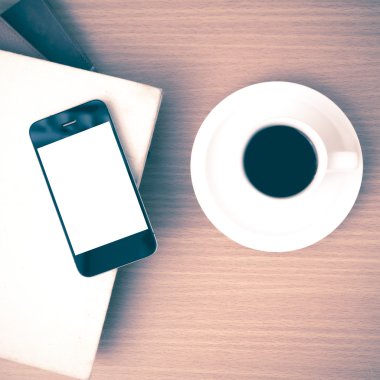 kahve fincanı ve telefon ve kitap vintage tarzı yığını