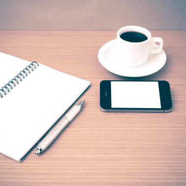 kahve fincanı ve telefon ve not defteri