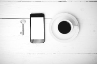 kahve fincanı ile telefon ve anahtar siyah ve beyaz renk