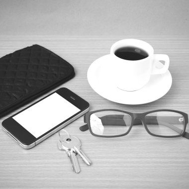 kahve, telefon, anahtar, gözlük ve m-cüzdan