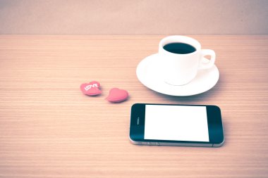 kahve fincanı ve telefon ve kalp