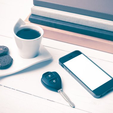 Kahve Kupası ile tanımlama bilgisi, telefon, araba anahtarı ve kitap vintage st yığını