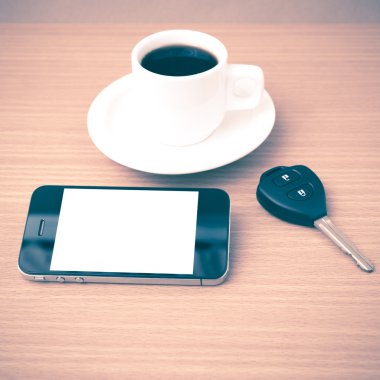 Kahve Kupası ve telefon ve araba anahtar