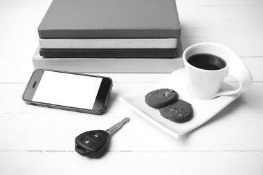 Kahve Kupası ile tanımlama bilgisi, telefon, araba anahtarı ve yığın kitap siyah ve 