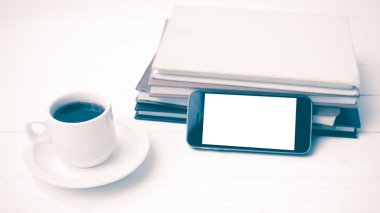 kahve fincanı ile telefon ve kitap vintage tarzı yığını