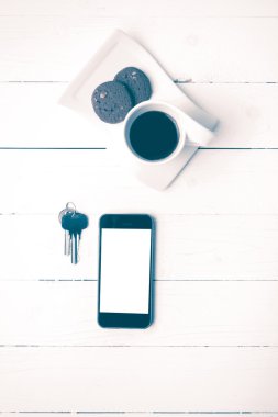 tanımlama bilgisi, telefon ve anahtar vintage tarzı ile kahve fincanı