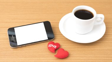 kahve fincanı ve telefon ve kalp