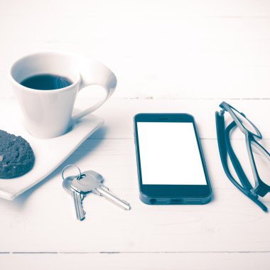tanımlama bilgisi, telefon, gözlük ve anahtar vintage tarzı ile kahve fincanı