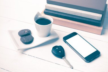 Kahve Kupası ile tanımlama bilgisi, telefon, araba anahtarı ve kitap vintage st yığını