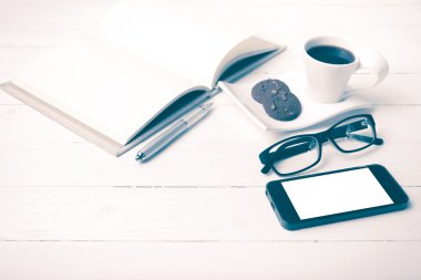 tanımlama bilgisi, telefon, defter ve gözlük vintage arpacık ile kahve fincanı