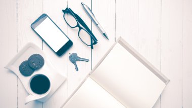 kahve fincanı ile tanımlama bilgisi, telefon, açık defter, anahtar ve gözlük VI