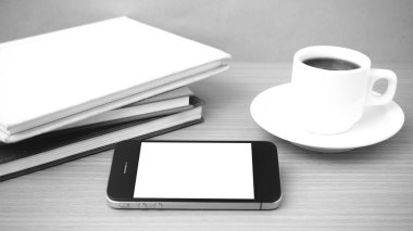 kahve fincanı ve telefon ve kitap yığını 