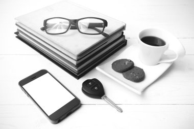tanımlama bilgisi, telefon, kitap ve araba anahtarı siyah yığını ile kahve fincanı ve