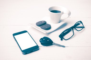 kahve fincanı ile tanımlama bilgisi, telefon, gözlük ve araba anahtar vintage styl